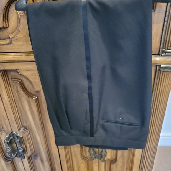 Stanley Blacker Tuxedo Jacket, Pants 2Shirts, 35L - Picture 5 of 6